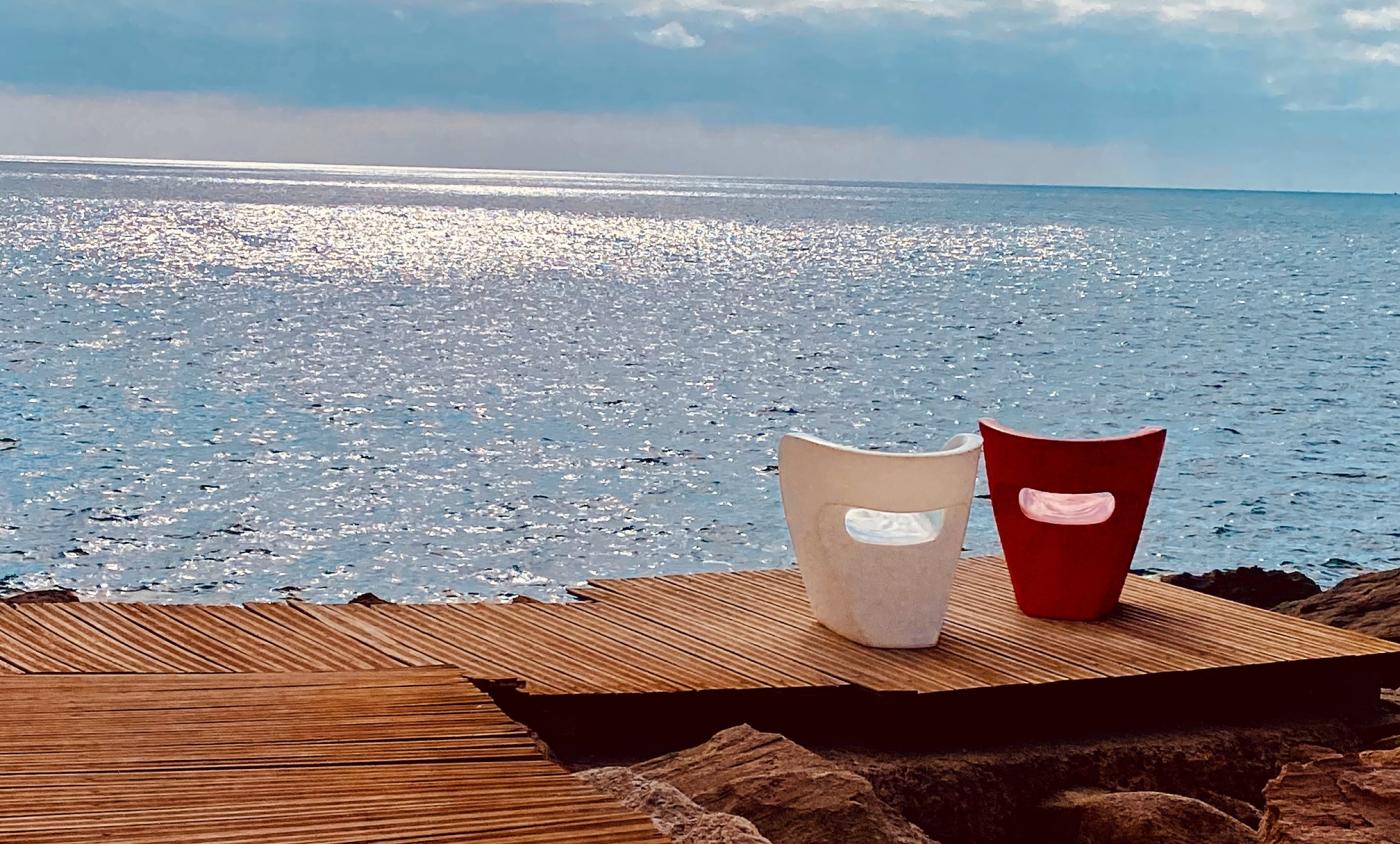 Twee stoelen op het strand